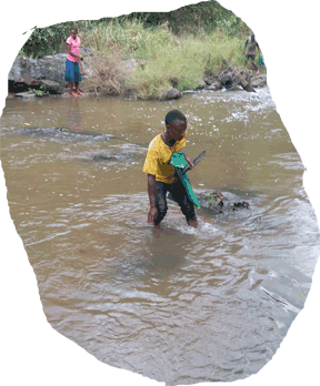 Un pêcheur avec une machette