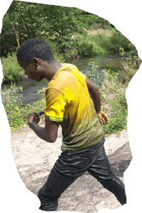 Mikeli sous un tir de poissons